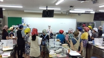 調理のデモンストレーションの様子の写真