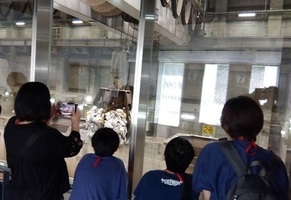「ごみバンカ」を見学する様子の写真