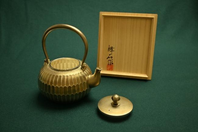 写真:返礼品とする湯沸(亀甲文)