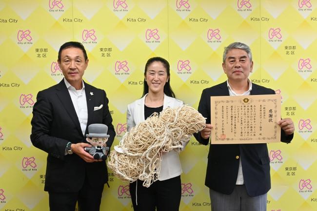 写真：（左から）平井社長、やまだ北区長、山田会長&nbsp;240611-1