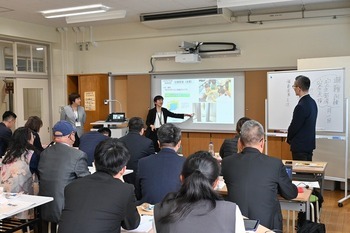堀船小の防災に関する取組事例を学ぶ様子の画像