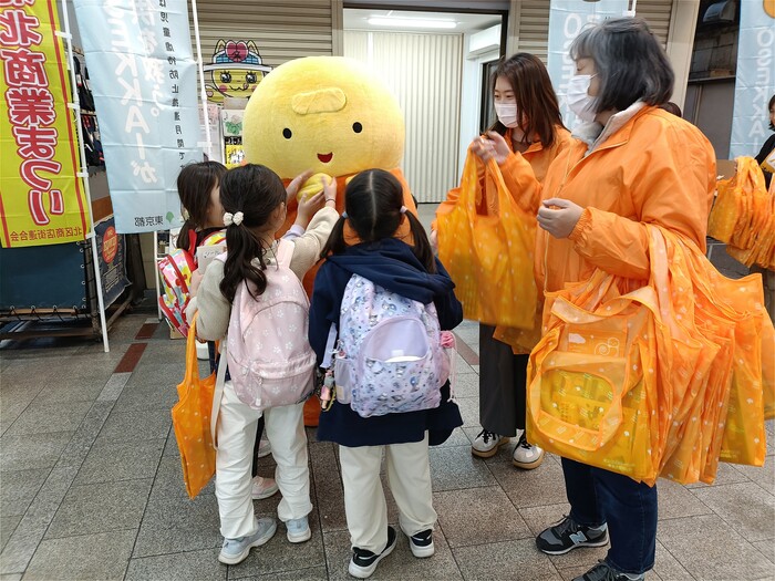 啓発グッズ配布の様子