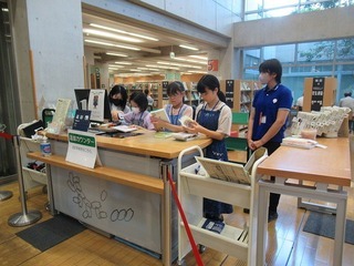 図書館員体験をする小学生の様子